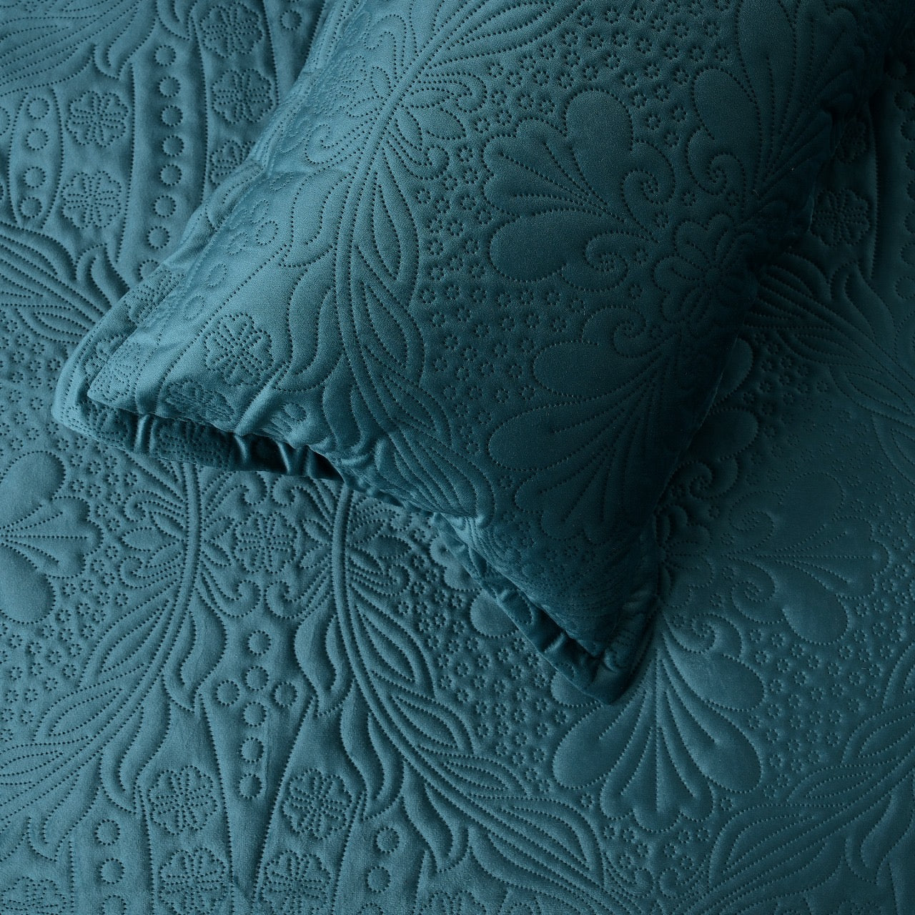 Velvet Bedcovers Set – 90x100 inches with 2 Pillow Covers